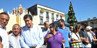 Al grito de ¡fuera! corren al senador Héctor Yunes