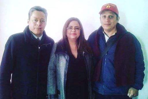 El destape. Francisco Carmona Oliveros (izq.) con Daniela Griego y un militante petista. 