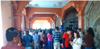 Petroleros encapuchados y con hachas intentan desalojar a familias
