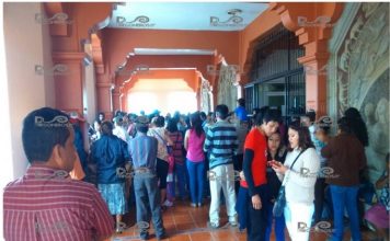 Petroleros encapuchados y con hachas intentan desalojar a familias