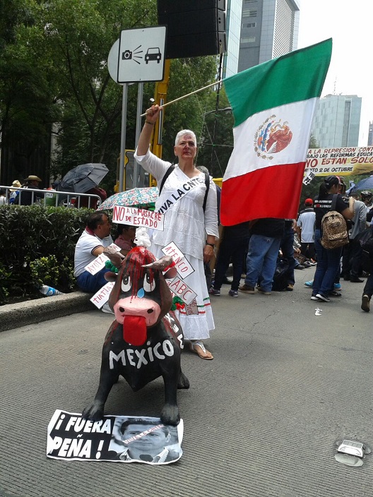 Foto: Denisse Brauer/ El símbolo patrio y la exigencia para la renuncia del presidente de México, Enrique Peña Nieto, su imagen bajo las patas del animal