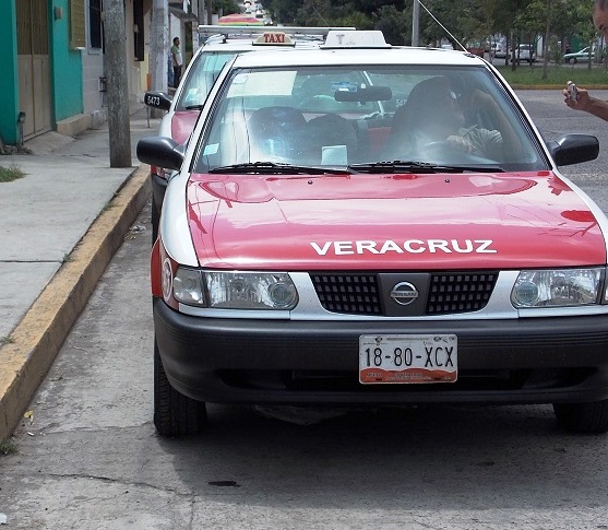 Estacionados en el bulevar Diamante en Xalapa// Foto: Primer Párrafo 
