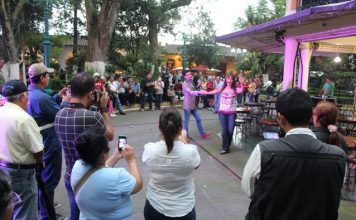 Sorprende ópera en parques de Coatepec y Xalapa
