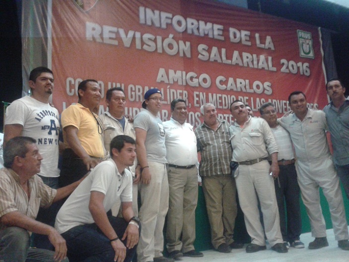 Foto: Francisco De Luna/ El líder petrolero de la Sección 30, Sergio Lorenzo Quiroz Cruz con un grupo de trabajadores petroleros.