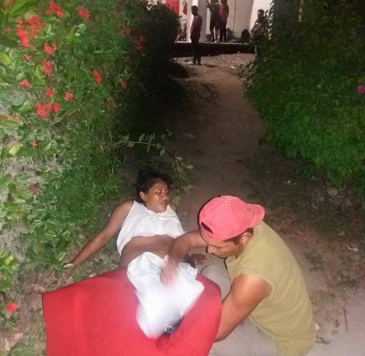 En las afueras del Hospital Regional de Poza Rica, el familiar atiende el parto.