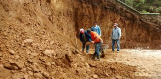 Autoridades de Xalapa, construyen cancha y dañan viviendas