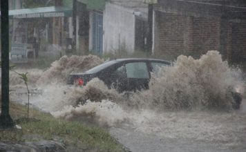 Lluvia destruyó obra y atrapó vehículos en Xalapa