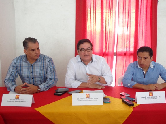 Integrantes del PT encabezados por Vicente Aguilar (centro).