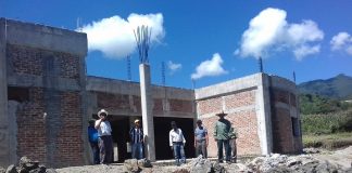 (Video) Dejan a medio construir hospital en Ayahualulco