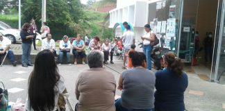 Acuden colectivos a reconocer restos hallados en fosas; identifican a 4 personas