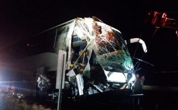 Camión de turismo se impacta contra trailer