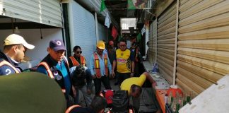 (Video) Se caen trabajadores del techo del mercado Jáuregui, en Xalapa