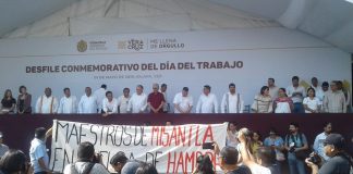 Le llueven protestas al gobierno durante Desfile del Día del Trabajo