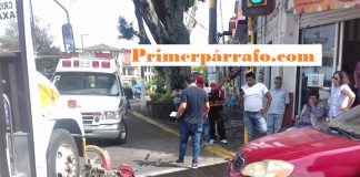 Camioneta de PC Xalapa provoca accidente y huye