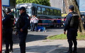 Muere mujer al caer de coche en movimiento