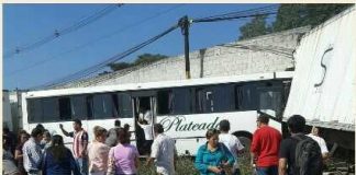 Choca autobús contra dos camionetas en Amatlán de los Reyes