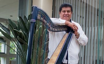El arpista Iván Velasco, invitado del 25º Festival Mariachi Vargas Extravanganza, en Texas