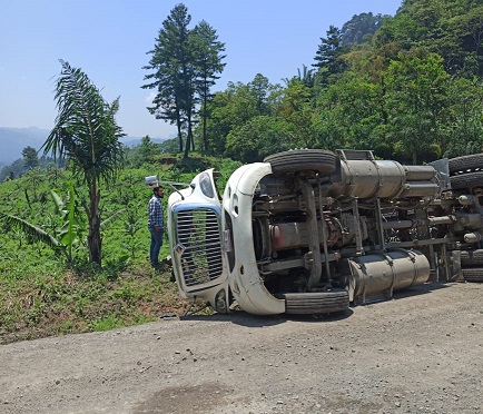 Tractocamion volteado (1)