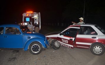 Chocan taxi y bochito en carretera de Tlapacoyan