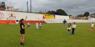 Defensa de Chivas femenil imparte clínica deportiva en Tlapacoyan