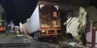 Tráiler se queda sin frenos y choca contra una vivienda y camionetas, en Atzalan