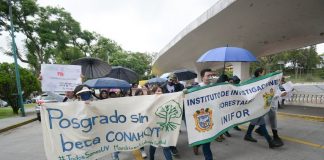 Estudiantes de Posgrado UV marcharon para exigir becas