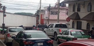Tráiler se «atora» en calle del centro y desquicia el tránsito en Xalapa