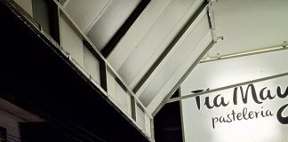 Camiones de carga invaden banquetas en céntrica calle de Teocelo