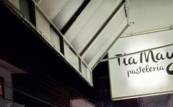 Camiones de carga invaden banquetas en céntrica calle de Teocelo